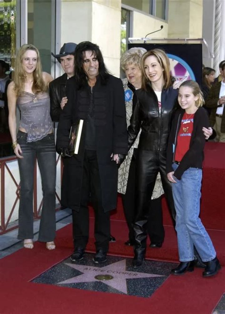 What name was Alice Cooper born with? What are the names of Alice Cooper’s kids?